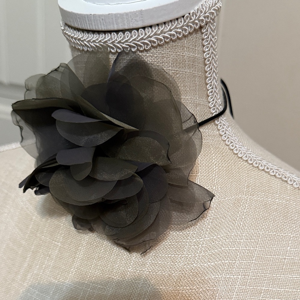 NWT Zara Elegant Floral Choker Necklace